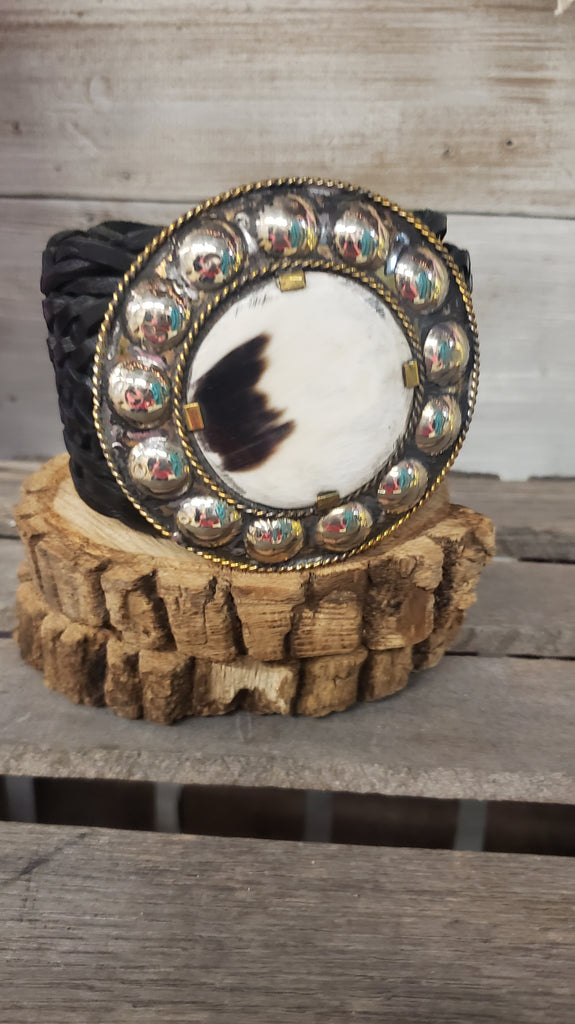 BLACK LEATHER BELT WITH ROUND IVORY CONCHO