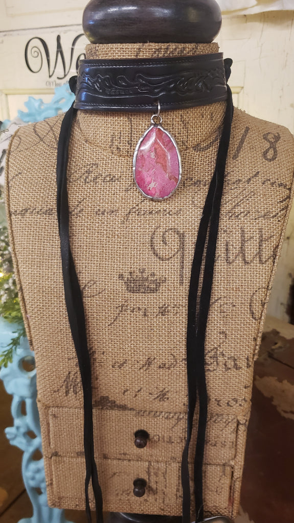 BLACK LEATHER CHOKER WITH PINK STONE