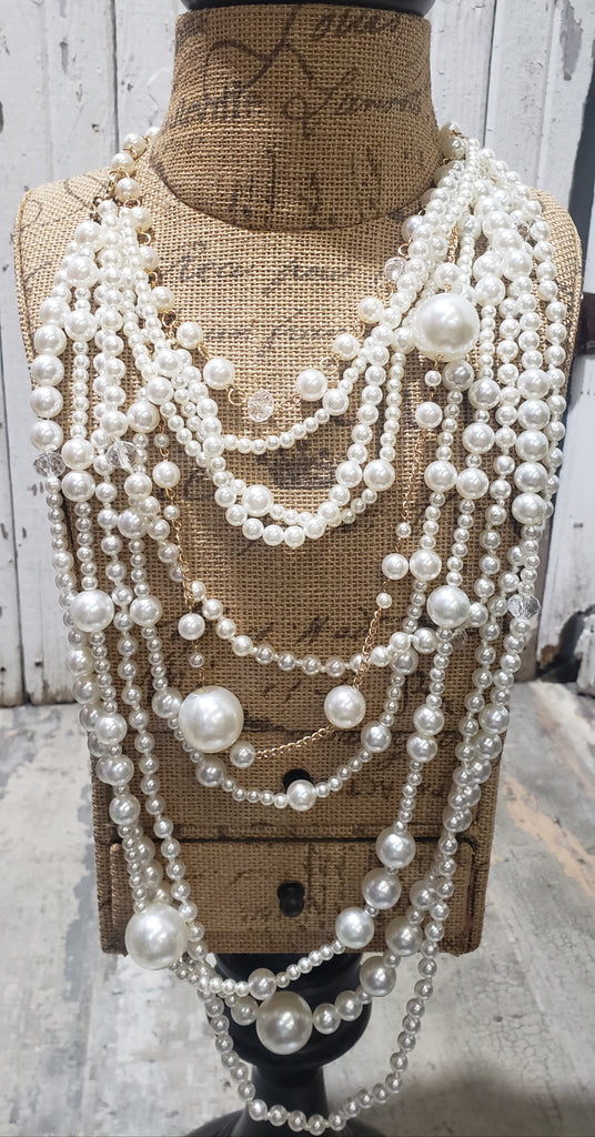 LIGHTWEIGHT CHUNKY LAYERED PEARL NECKLACE